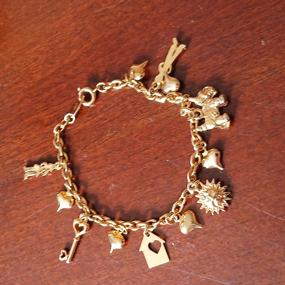 Vtg Trifari "My Favorite Things" Charm Bracelet - Picture 2 of 4